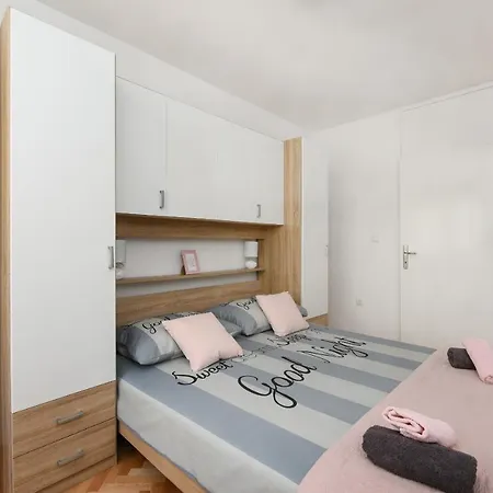 アパート Apartman Karlic ザダル