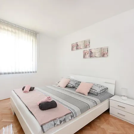 Apartman Karlic アパート