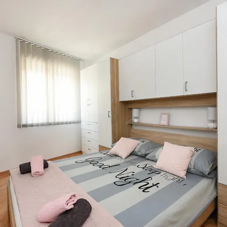 アパート Apartman Karlic ザダル